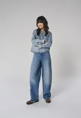 Jean de tiro alto con corte barrel fit, de pierna suelta y holgada, confeccionado en denim de lavado azul medio.
