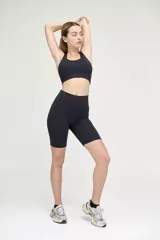 Calza corta de lycra negra, tiro alto y cintura alta con doble tela para mejor agarre.