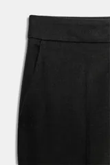 Pantalón de tiro medio con pernera recta, bolsillos delanteros y falsos bolsillos de vivo en la parte posterior. Cuenta con cierre frontal de cremallera, botón interior y gancho.