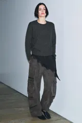 Jersey de cuello redondo y manga larga, confeccionado en hilatura de cashmere 100% con acabados en rib.