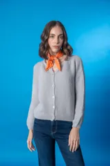 Cárdigan tejido de lana mohair y acrílico, color gris claro, con cuello en V y cierre frontal con botones.