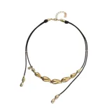 Collar de cuero marrón con detalles y colgantes en forma de gota bañados en oro.