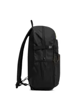 Mochila negra con logo de CAT en amarillo, bolsillo frontal con cierre, presillas para accesorios, compartimento acolchado para laptop de 15 pulgadas, hebillas de compresión laterales, bolsillos laterales de malla, correa ajustable para el esternón y panel trasero y correas acolchadas con malla transpirable.