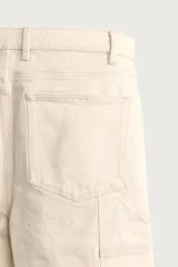 Bermuda relaxed fit color marrón con efecto lavado, cinco bolsillos, bolsillos frontales de carpintero y cierre frontal con cremallera y botón.