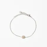 Pulsera de cadena fina de acero con un dije central cuadrado decorado con pequeños cristales brillantes.