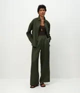 Pantalón de corte recto confeccionado en lino, con cintura elástica y trabillas para cinturón. Presenta un diseño fluido y elegante, ideal para un look sofisticado y cómodo.