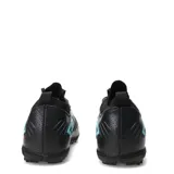 Championes de fútbol Umbro Legacy TF, color negro con detalles en turquesa y gris. Diseño con textura geométrica en el empeine, cierre con cordones y suela con tapones bajos ideal para césped sintético.