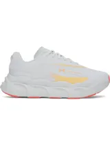 Championes de running Under Armour modelo Halo Runner SE, color blanco con detalles en naranja y amarillo. Presentan amortiguación reactiva UA HOVR+ para mayor retorno de energía y una suela de goma duradera diseñada para brindar tracción y estabilidad en asfalto.