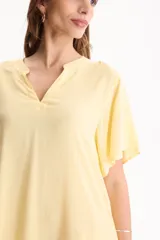 Vestido corto negro de viscosa, con escote en V, mangas cortas y volado en el ruedo.