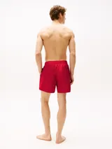 Short de baño rojo de Tommy Hilfiger, con cintura elástica ajustable con cordón y logo estampado en la pierna izquierda.