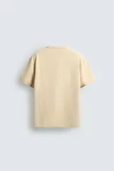 Camiseta de corte regular, cuello redondo y manga corta, confeccionada en tejido de peso medio.