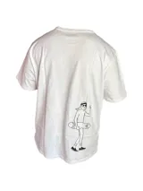 Remera color beige de algodón premium, manga corta y cuello redondo. Presenta un estampado circular en el centro del pecho con un diseño abstracto en tonos grises.