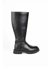 Bota alta de cuero sintético negro, con suela track gruesa y tacón bajo cuadrado.