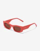 Lentes de sol rectangulares color coral con lentes marrones.