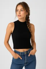 Top blanco de viscosa con cuello alto y corte entallado.