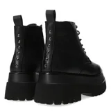 Botas de caña media color negro con cordones y plataforma.