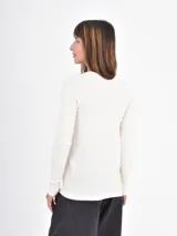 Remera de manga larga en color marrón, con cuello redondo y ajuste al cuerpo.