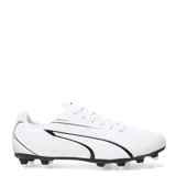 Championes de fútbol 11 Puma modelo Vitoria FG, color negro con detalles en blanco. Presentan un diseño aerodinámico con la icónica franja lateral de la marca, cordones al tono y suela con tapones diseñados para terrenos firmes.