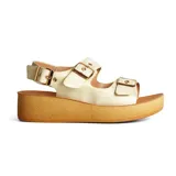 Sandalias con plataforma color crema, con tiras anchas y hebillas doradas.