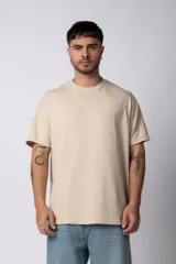 Remera de corte regular, color beige, con cuello redondo y mangas cortas.