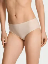 Panty bikini de tiro medio color marfil, confeccionado en microfibra supersuave con acabado termosellado sin costuras.