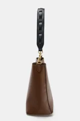 Bolso de hombro tipo saca en color marrón, con diseño minimalista y cierre de clip metálico. Incluye una correa de hombro con detalles troquelados en contraste y herrajes dorados.