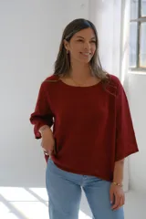 Blusa color borgoña de lino con mangas 3/4 y escote redondo.