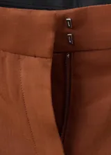 Pantalón de tiro bajo con diseño recto y pinzas, confeccionado en mezcla de lino y viscosa. Cuenta con bolsillos laterales y cierre oculto.