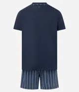 Conjunto de pijama masculino compuesto por una remera de manga corta color azul marino y un short a rayas verticales en tonos azul marino y blanco.