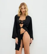 Bombacha colaless de tiro bajo confeccionada en tule con bordado floral. Presenta laterales finos con argollas metálicas decorativas y transparencia. Cuenta con forro de algodón.