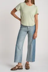 Remera de cuello redondo y manga corta, confeccionada en tejido de viscosa acanalado con un calce suave y liviano.