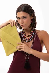 Collar corto compuesto por una combinación de piedras reconstituidas, piedras naturales y cristales checos en tonos rojos, azules y turquesas. Cuenta con un cierre de cadena de acero quirúrgico ajustable.