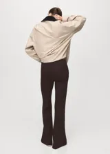 Pantalón de corte recto y tiro medio, color marrón oscuro, con cintura elástica y cordón ajustable.