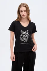 Remera de algodón manga corta, color negro, con cuello en V y estampa frontal en tono plateado con diseño floral y la inscripción 'Bouquet Study No.4'.