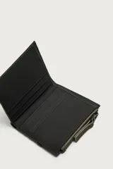 Billetera de acabado engomado en color verde oliva y negro, con compartimento para billetes, seis ranuras internas para tarjetas, dos externas y un monedero lateral con cierre de cremallera.