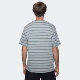 Remera de manga corta con cuello redondo, diseño a rayas horizontales en tonos beige y marrón oscuro, con parche de logo de la marca en el pecho.