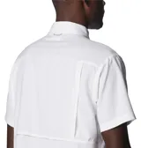 Camisa de manga corta Columbia, confeccionada en tejido técnico transpirable con protección solar UPF 50 y tecnología de secado rápido. Presenta cuello clásico, cierre frontal de botones, dos bolsillos frontales en el pecho y sistema de ventilación en la espalda.