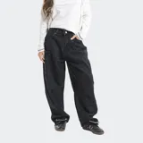 Pantalón de denim estilo baggy con corte barrel, bolsillos laterales y logo bordado tono sobre tono.