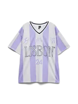 Camiseta de estilo deportivo con diseño a rayas verticales en tonos lila y gris. Presenta cuello en V con detalles en blanco y negro, y estampado frontal con la palabra LISBON y el número 24.
