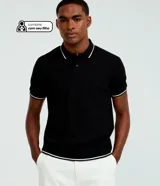 Remera polo regular de Marfinno, color negro con textura rayada, cuello y puños ribeteados en color blanco. Cuenta con cierre frontal parcial con botones.