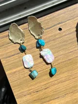 Aros colgantes con base irregular de bronce hecha a mano, perla de río y nácar.