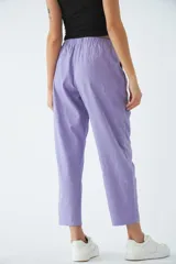 Pantalón de tiro alto con corte recto, confeccionado en una mezcla de algodón y lino. Presenta cintura elástica y bolsillos laterales.