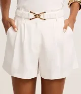 Short de vestir color blanco, de tiro alto, con cinturón elástico con hebilla dorada.