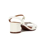 Sandalias de tacón Vizzano color negro, con tiras cruzadas en la parte delantera y tira ajustable al tobillo con hebilla metálica dorada. Tacón ancho y medio.