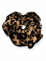 Colero de pelo con diseño fruncido y estampado animal print de leopardo, con bordes en tono negro.