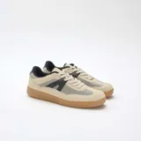 Zapatillas urbanas de malla y ante sintético en tonos beige y negro, con suela de goma marrón y cordones claros.