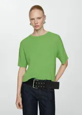 Buzo de punto fino verde, de manga corta, con cuello redondo y diseño recto en canalé.