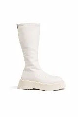 Bota bucanera de caña alta en color blanco, con diseño de plataforma plana y cierre lateral.