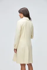 Tapado de lana color marrón con diseño de textura jaspeada, cuello con solapas, cierre frontal con botones y bolsillos laterales con solapa.