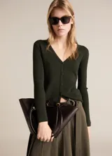 Cardigan de punto acanalado en color verde oscuro, con cuello en pico y cierre frontal de botones. Presenta un ajuste entallado y mangas largas.